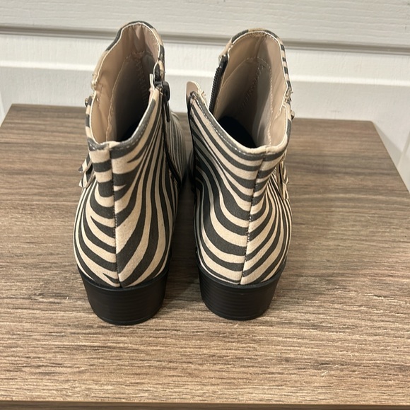 WORTHINGTON MEMORY FOAM-WOMEN BROOK DALE HEELS ZEBRA BOOTIES SIZE 7.5M - Picture 10 of 10